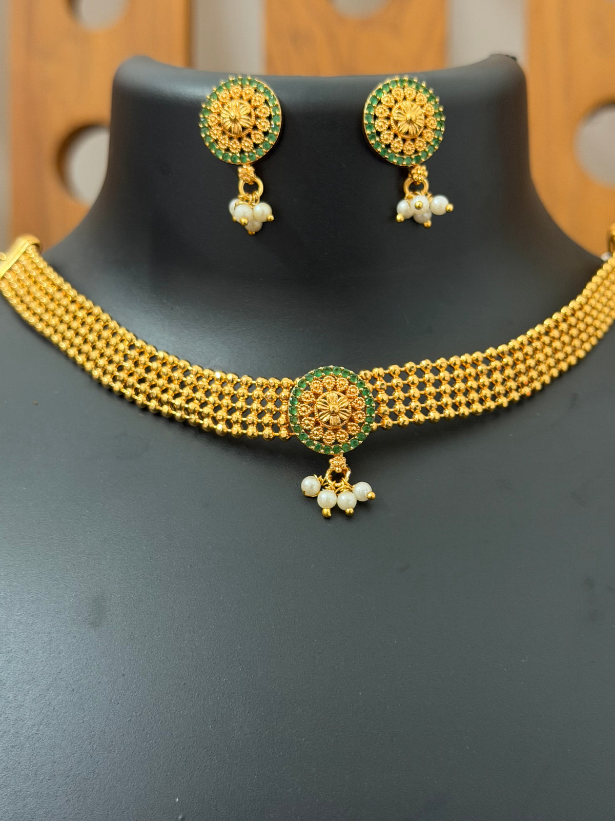 Choker green