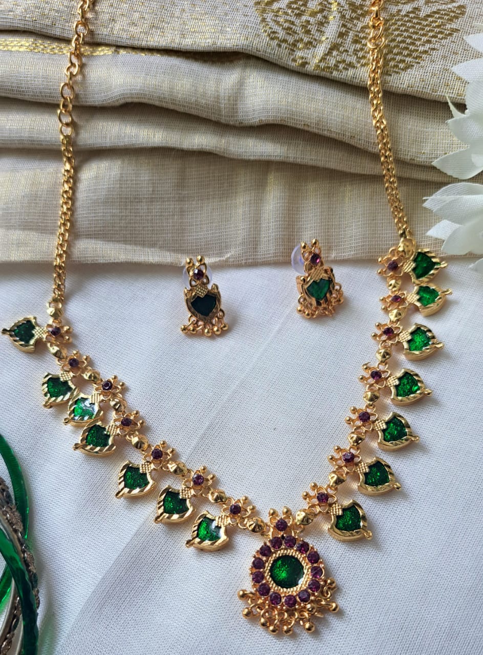 GREEN PALAKKA NECKLACE WITH STUD