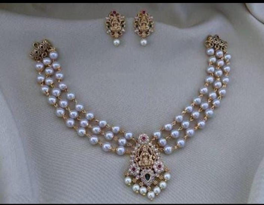 Triple layer Pearl choker