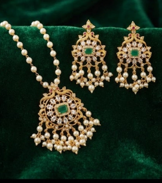 Royal Gold-Plated Pearl Necklace Set with Emerald Green Stone Accents CODE MT6601
