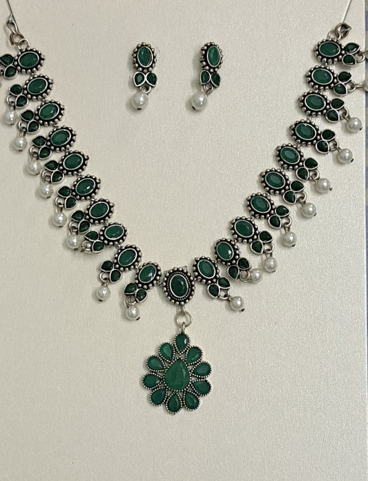 Emerald-toned necklace and earring set
