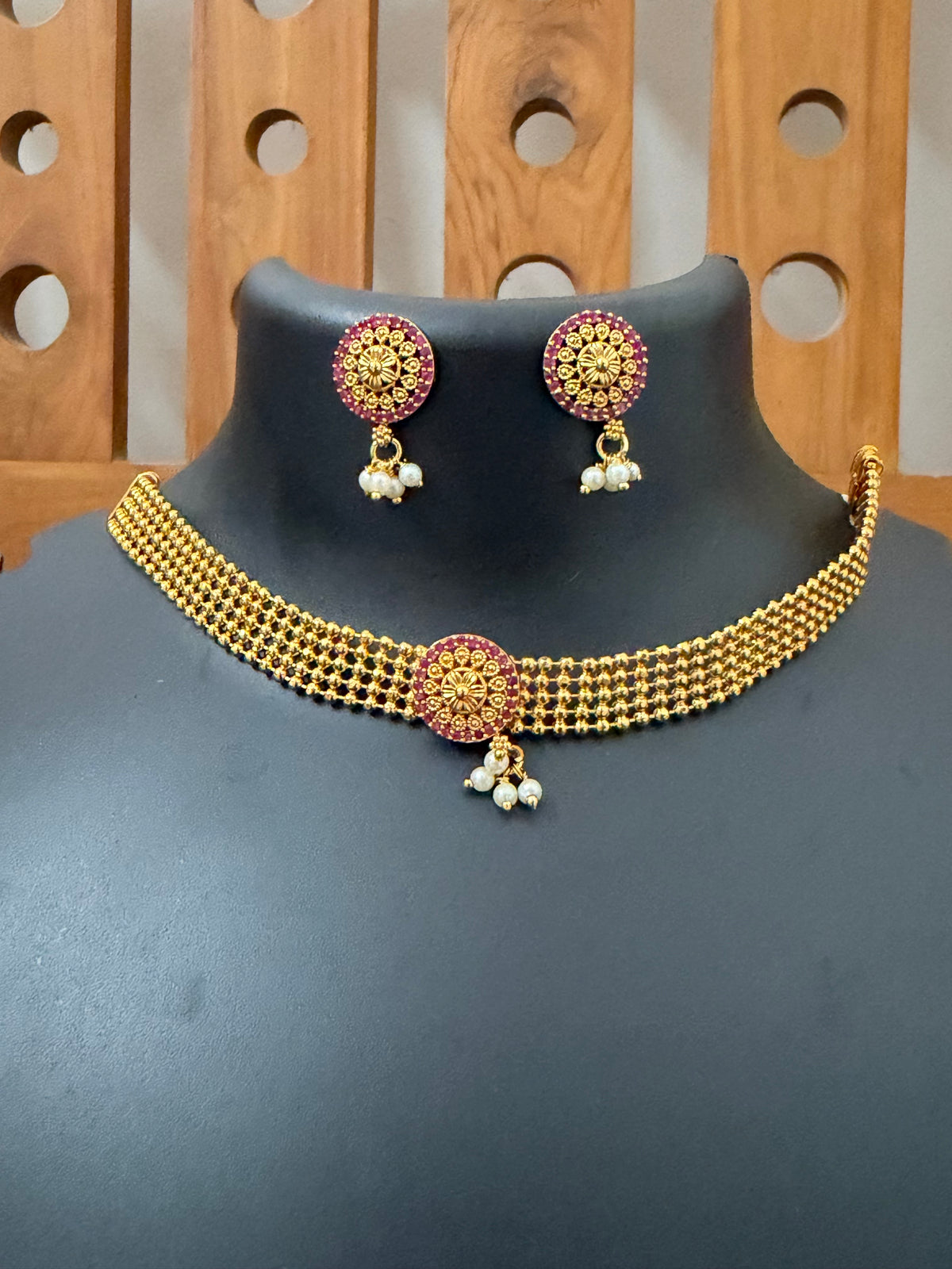 Choker red