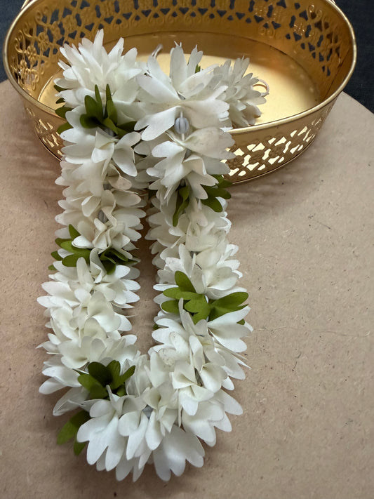 Mullappoo: white and green