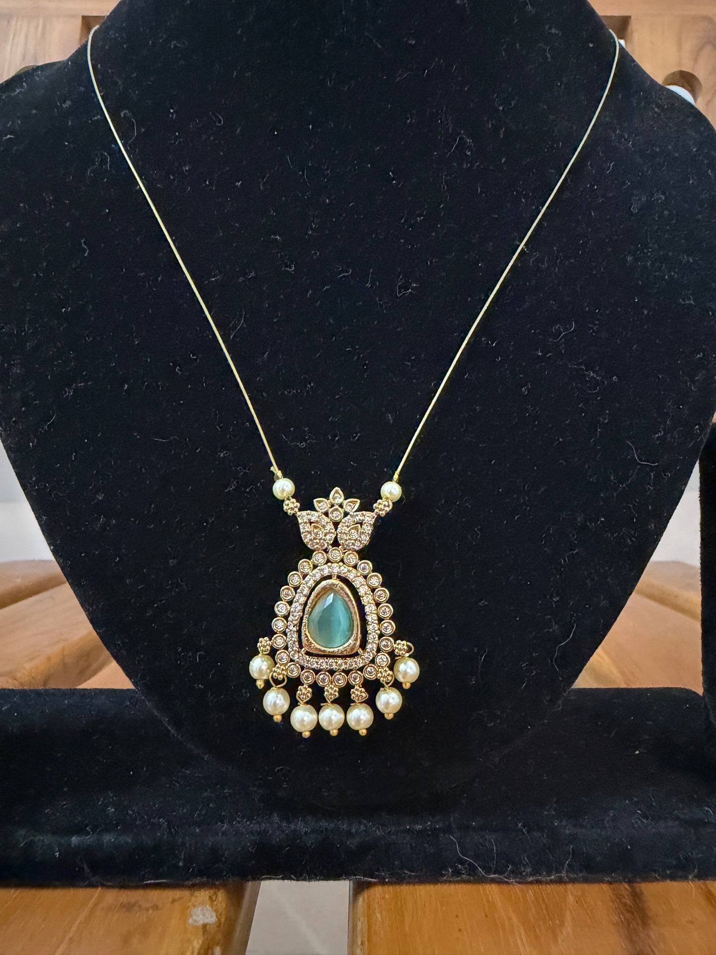 Invisible Necklace teal green stone: Code RK3991