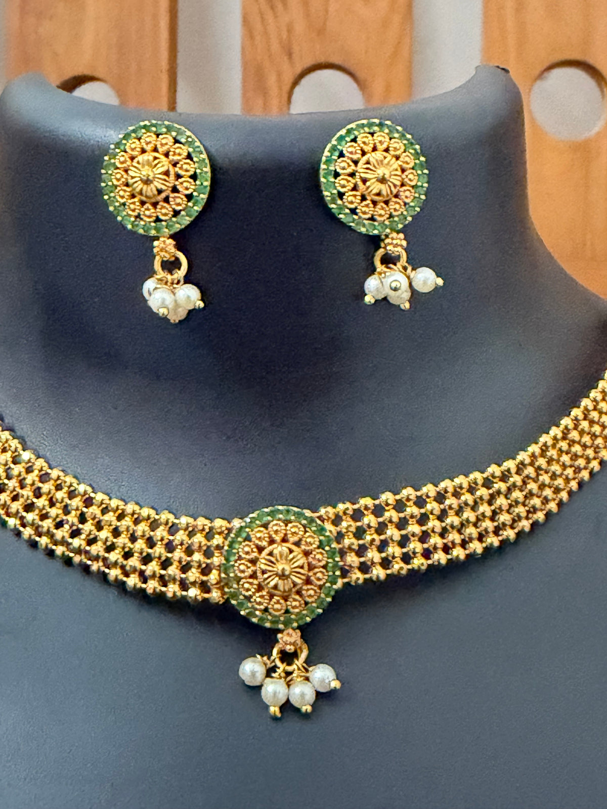 Choker green
