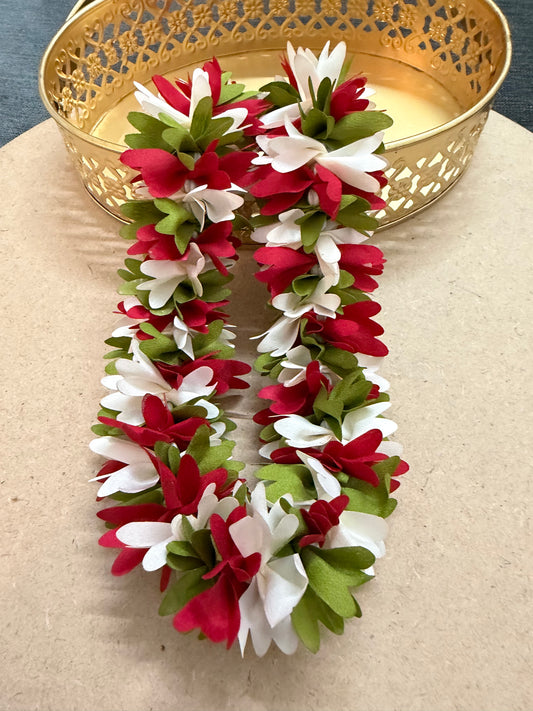 Mullappoo: White, red and green