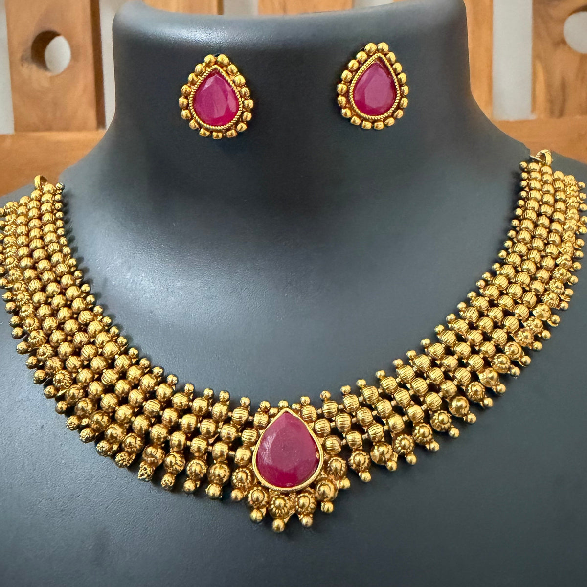 Choker Red centre stone