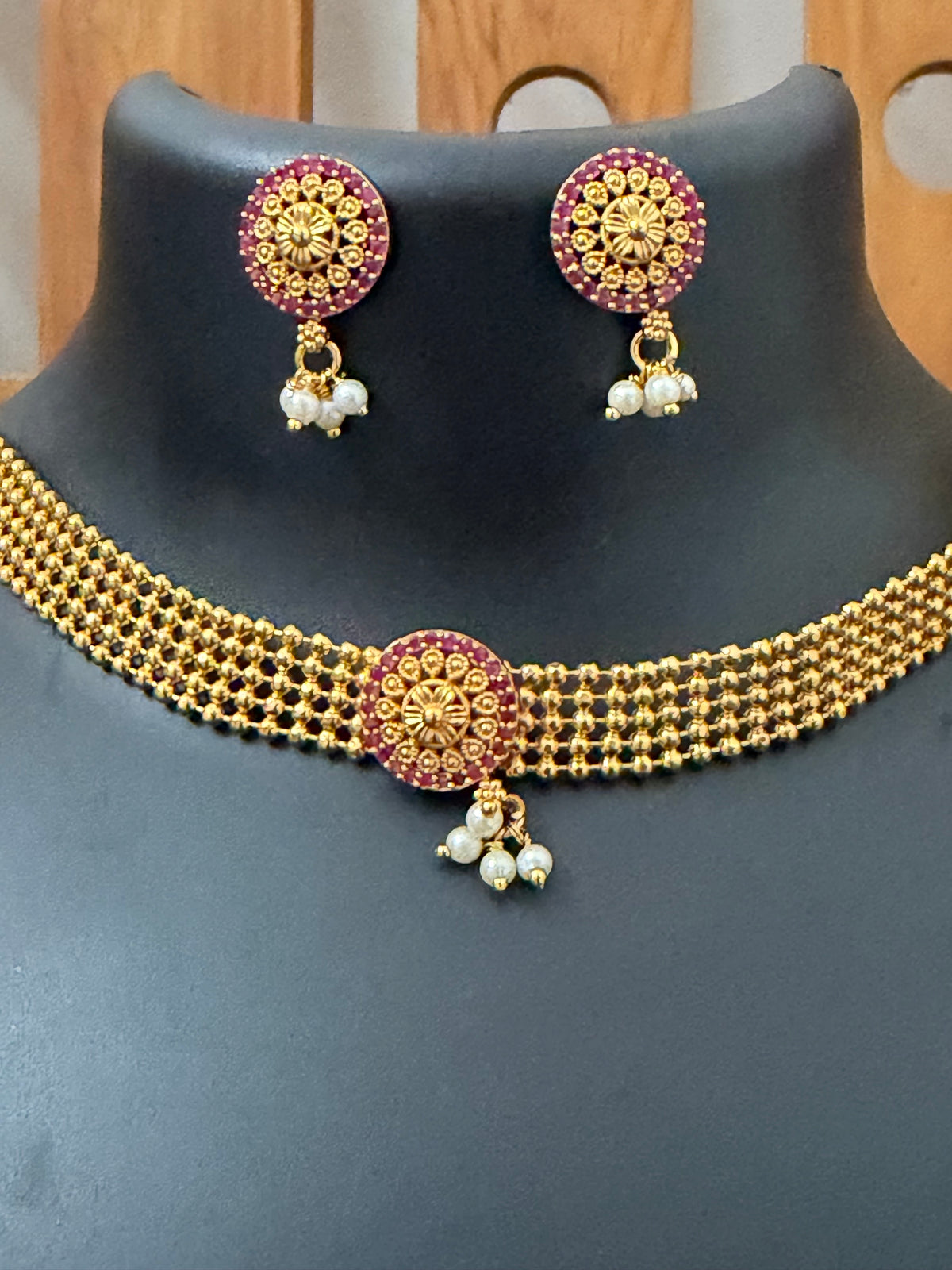 Choker red