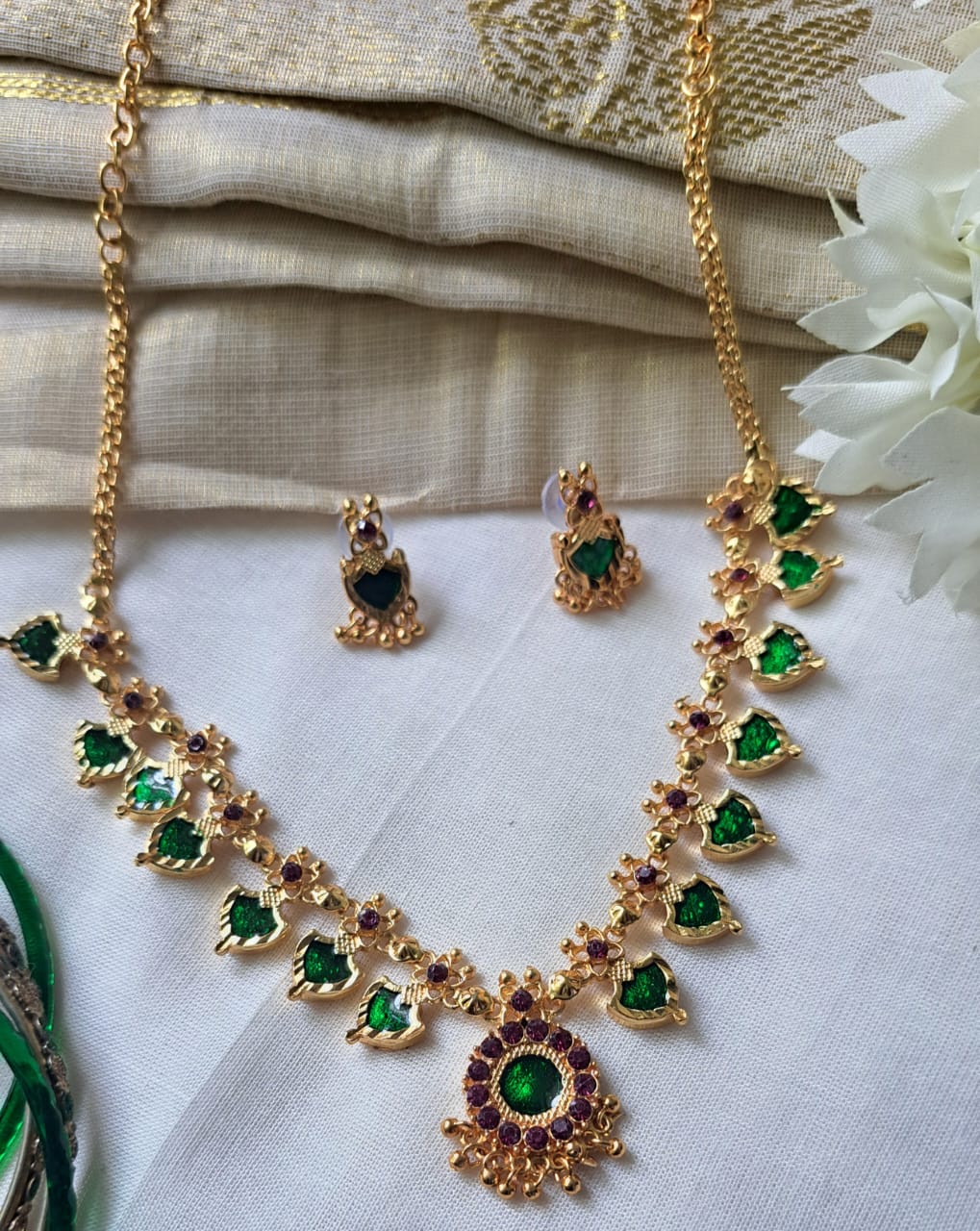 GREEN PALAKKA NECKLACE WITH STUD