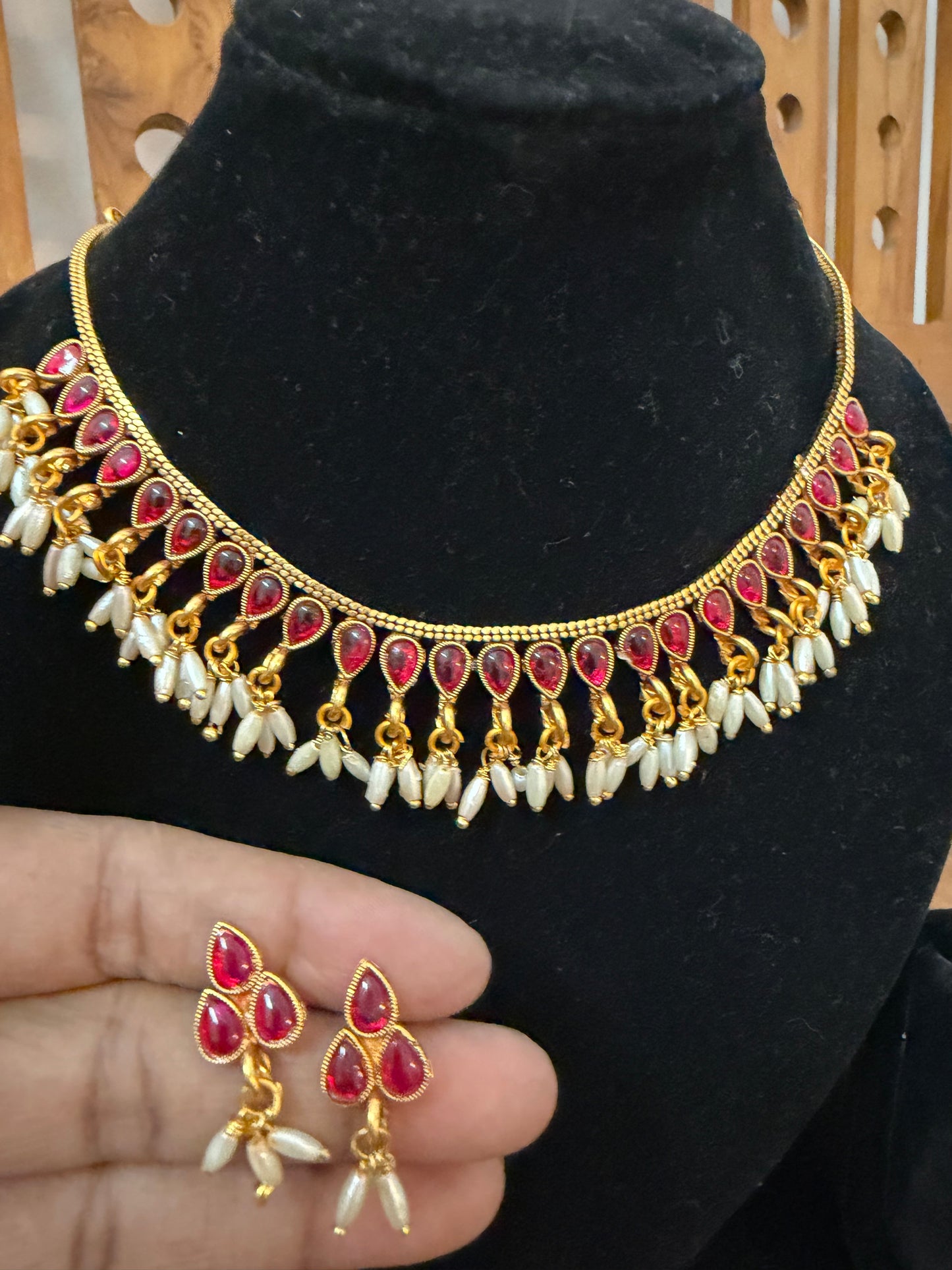 Red Kempstone necklace set with pearl hanging