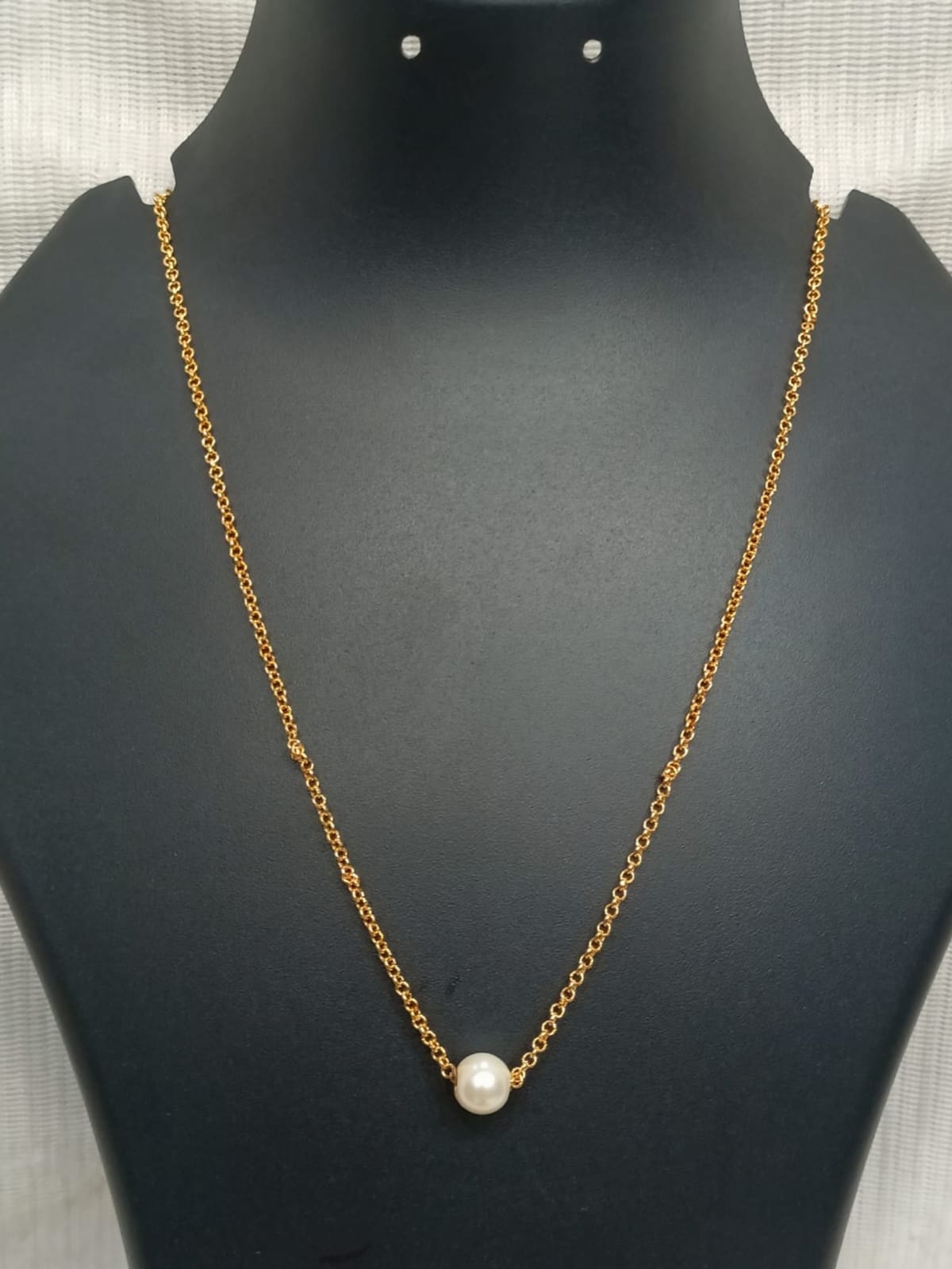 Simple chain with Pearl locket