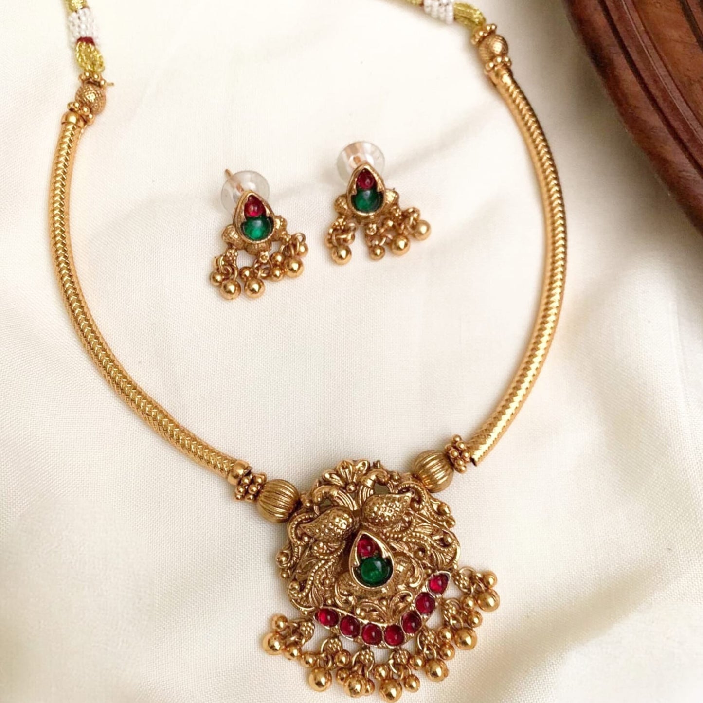 Antique Gold Cylinder Chain Temple Short Necklace Set - Green Stone