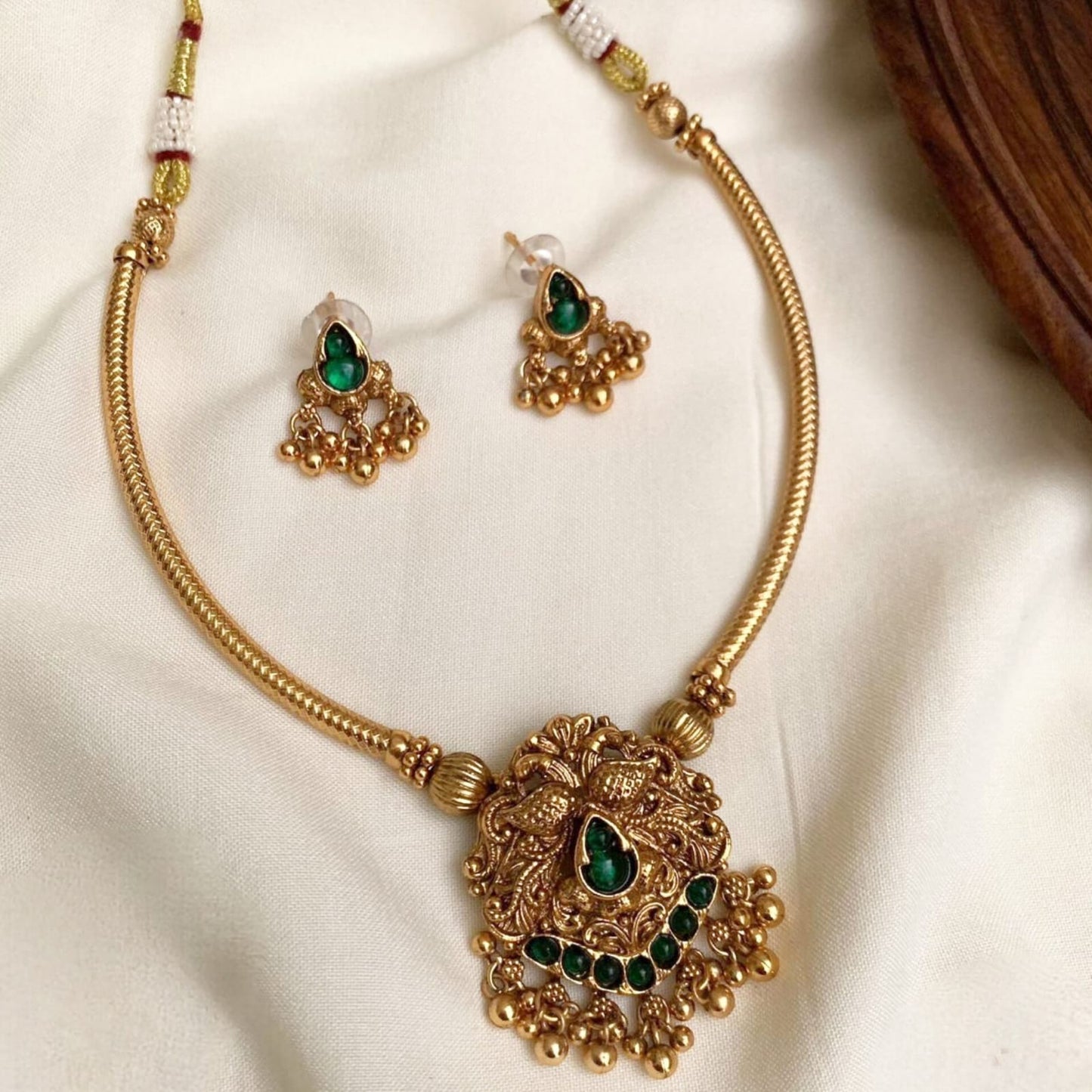 Antique Gold Cylinder Chain Temple Short Necklace Set - Green Stone