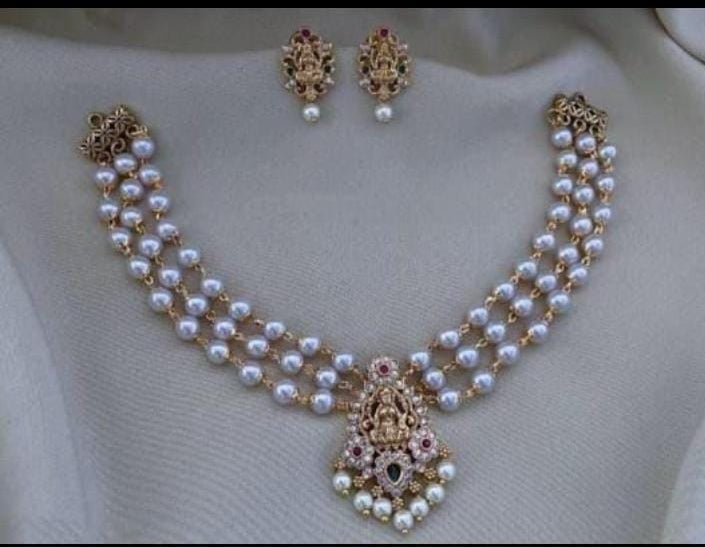 Triple layer Pearl choker