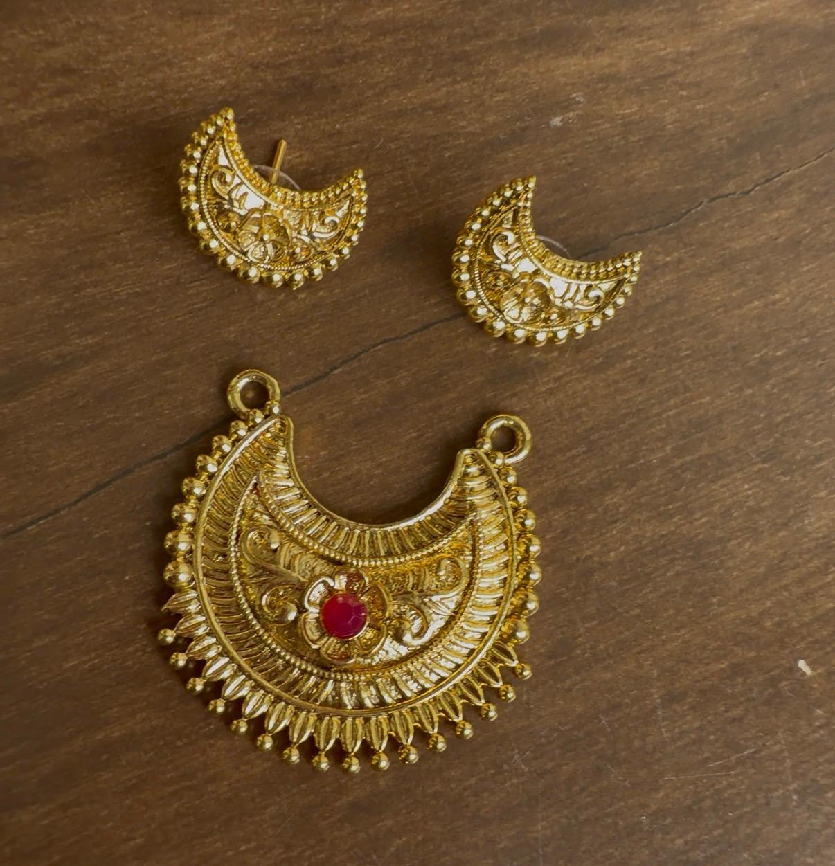 Moon pendant with earrings: Code SP505