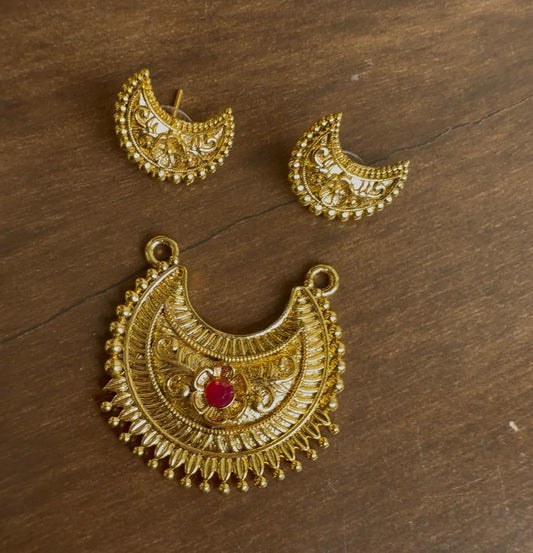 Moon pendant with earrings: Code SP505